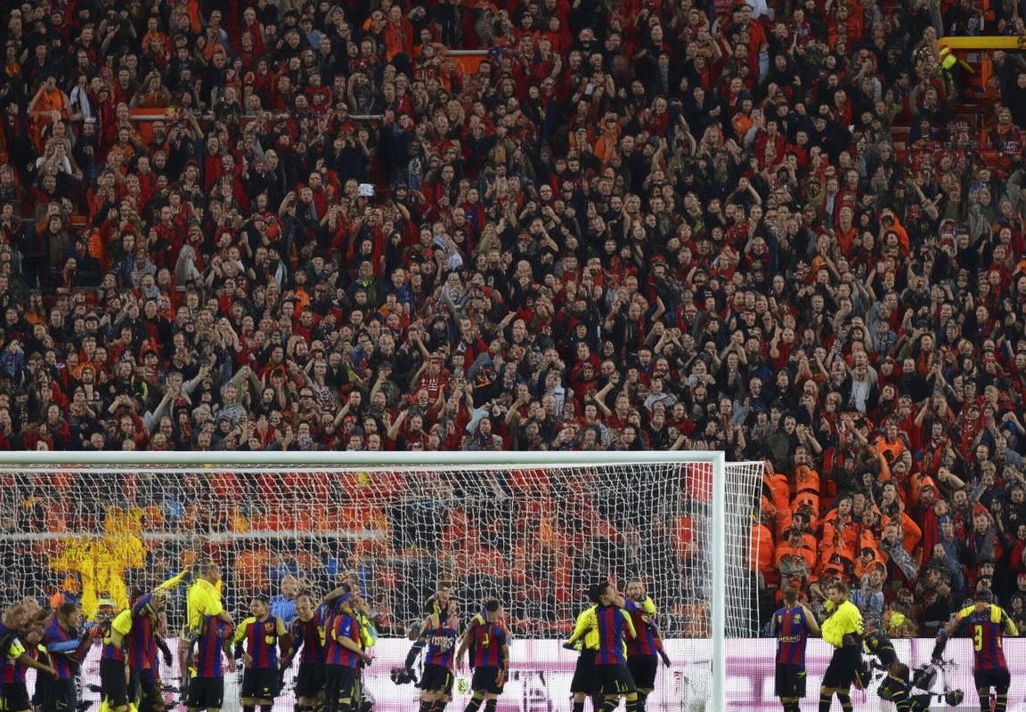 巴伦西亚逆转胜巴萨：梅西孤掌难鸣，团队反击奏效