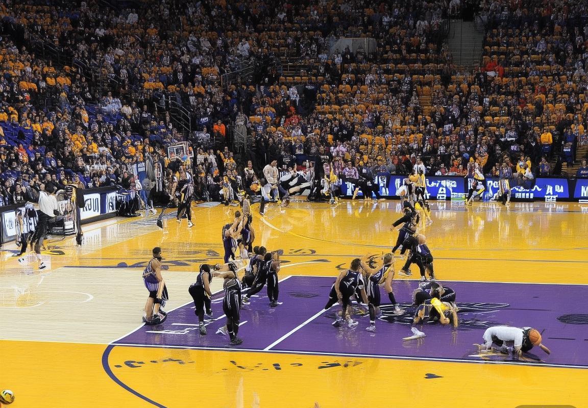 2015年NBA勇士国王巅峰对决：库里与考辛斯精彩对决回顾